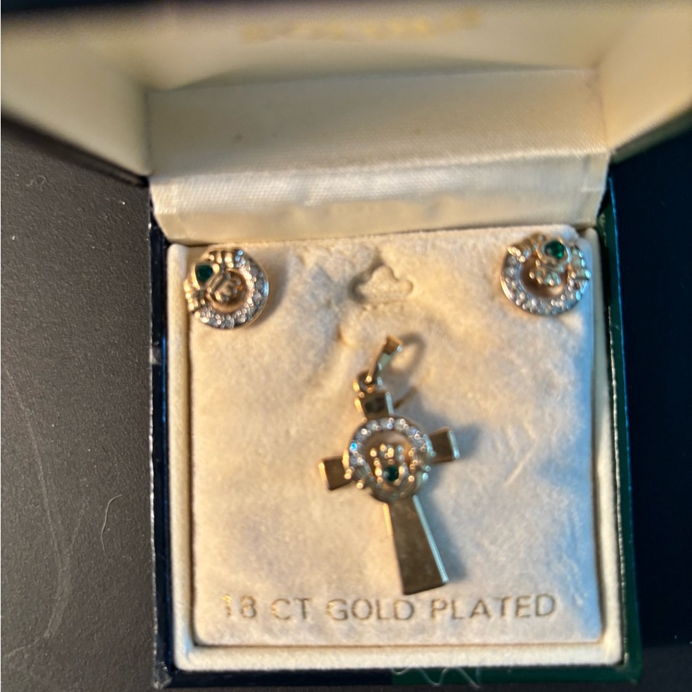 18K Gold Plated Jewelry Set with Green Accents - Picture 3 of 7